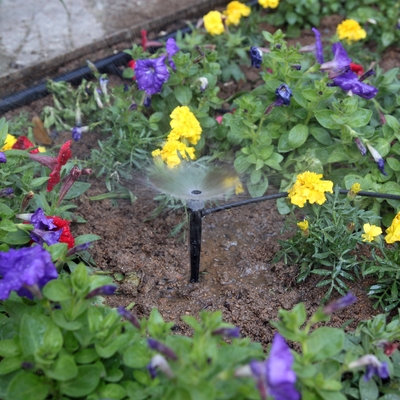 容器植物の移植のための調整可能な範囲スプリングラーマイクロドリップ灌輸システム